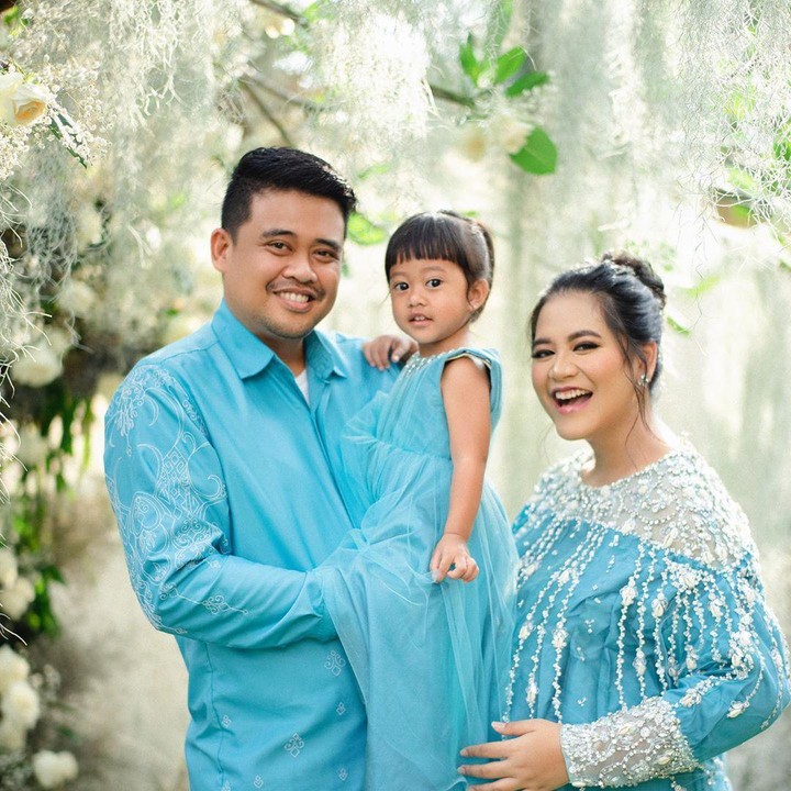 <p>Kahiyang melakukan maternity shoot bersama anak pertamanya, Sedah Mirah dan sang suami, Bobby Nasution. (Foto: Instagram @dierabachir)</p>