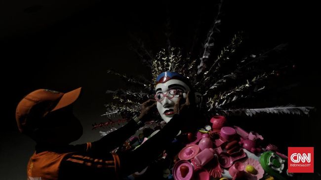 Menegok ke belakang, sejarawan JJ Rizal menjelaskan bahwa dalam tradisi Betawi ondel-ondel memang digunakan sebagai sarana mengamen.