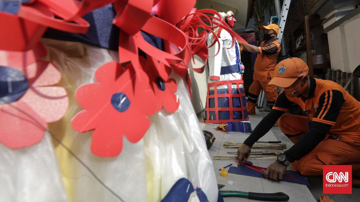 FOTO: Ondel-ondel Limbah Plastik Sambut 17-an