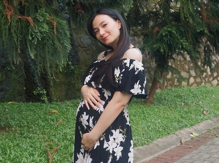 7 Inspirasi OOTD Ibu Hamil Stylish Ala Selebriti