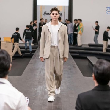 Penampilan Park Bo Gum Jadi Model di Drama 'Record of Youth'