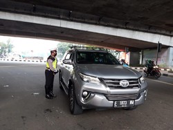 Hari Kedua Ganjil Genap, Sejumlah Mobil di Kuningan Masih Langgar Aturan