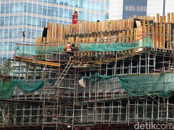 Ada Corona, Pekerja Proyek LRT Jabodebek Kerja Jaga Jarak