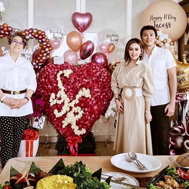 <p>Dalam perayaan yang digelar di rumahnya tersebut, Syahrini didampingi suaminya, Reino Barack. Serta hadir pula kedua mertuanya, Rosano dan Reiko Barack. (Foto: Instagram @princessyahrini)</p>