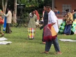 Viral Kakek di Bone Sulsel Salat Idul Adha Berseragam SMA, Begini Ceritanya