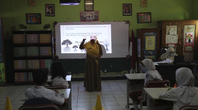 Salah satu sasaran program Pemulihan Ekonomi Nasional adalah sektor pendidikan nasional. Bantuan akan diberikan melalui Kemendikbud dan Kemenag.