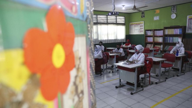 Direktur Jenderal Guru dan Tenaga Kependidikan Kemendikbud Iwan Syahril mengatakan kurikulum darurat berlaku hingga akhir tahun ajaran 2020/2021.