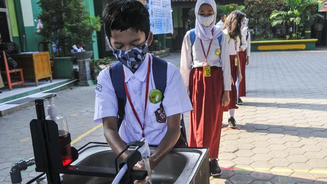 Kemendikbud menyatakan tak punya wewenang mengevaluasi kebijakan pembukaan sekolah berdasarkan peta zona risiko penularan Covid-19.