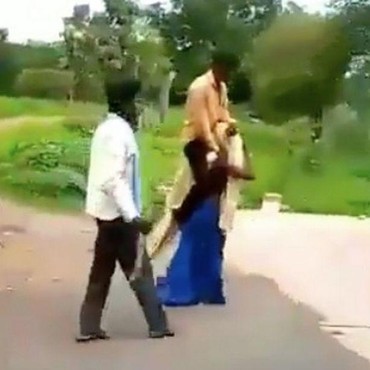 Dituduh Selingkuh, Wanita Ini Dihukum Gendong Suami Keliling Kampung