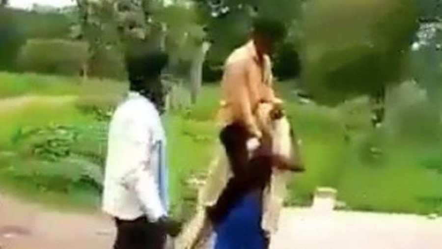 Wanita dipaksa menggendong suami karena dituduh selingkuh