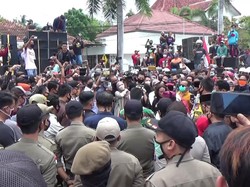 Ratusan Pekerja Seni di Banyuwangi Tuntut Acara Hajatan Dibuka Kembali