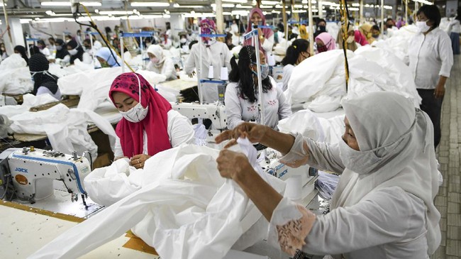 Dirut BPJS Ketenagakerjaan Anggoro Eko Cahyo menyebut 28 perusahaan garmen, tekstil, dan alas kaki mulai mengurangi jam dan hari kerja karena lesu order.
