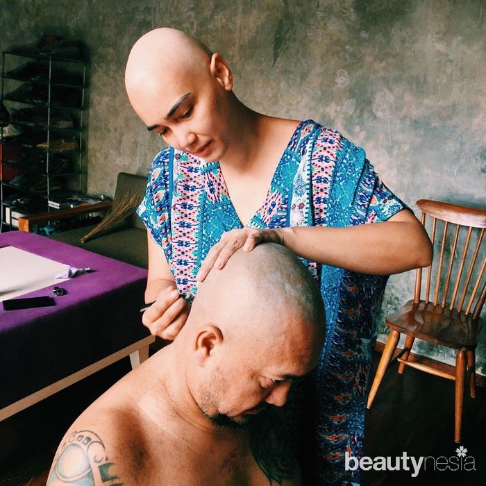 Tak lagi nyaris botak dengan rambut-rambut tipis, kali ini Feby Febiola benar-benar menggunduli rambutnya. Walau tampil tanpa rambut dan berkepala plontos, pemeran Tante Amerika di sinetron Tersanjung ini tetap terlihat cantik dan bersinar. Agar semakin konpak dengan sang istri, Franky Sihombing rela menggunduli kepalanya. (Foto: https://www.instagram.com/febyfebiola_/)