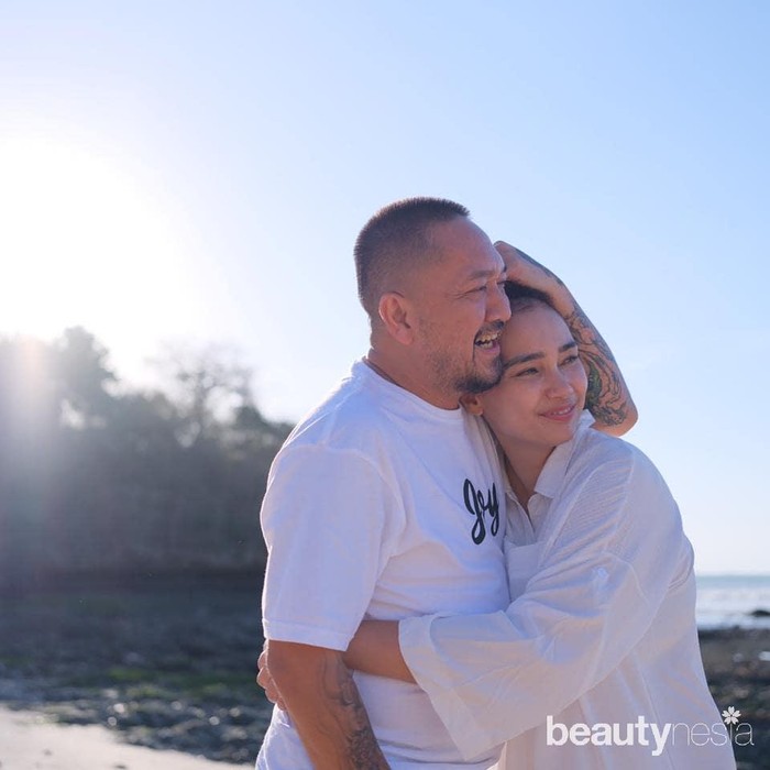 Walau tak lagi muda, pasangan artis yang populer di era 90-an ini tetap romantis. Keduanya kerap berbagi momen mesra dan intim berdua. Seperti dalam foto yang baru dipostingnya ini, Franky mencium bibir Feby Febiola dengan latar sawah khas pedesaan di Bali. (Foto: https://www.instagram.com/frankysihombingz/)