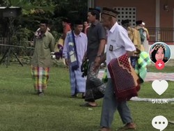 Ada Cerita Sedih dari Foto Viral Kakek-kakek Salat Idul Adha Berseragam SMA