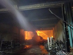 Sudah 7 Jam, Kebakaran 3 Toko di Rembang Belum Padam