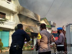 Setelah 5 Jam, Api yang Membakar 3 Toko di Rembang Mulai Jinak
