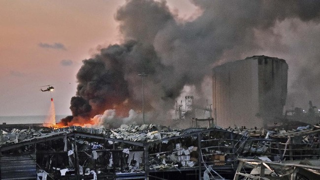 Kebakaran hebat terjadi di lokasi ledakan dekat pelabuhan Beirut, Libanon pada hari Kamis (10/9).