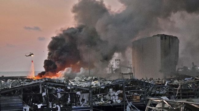 Kebakaran Hebat Terjadi di Lokasi Ledakan Beirut, Libanon Kebakaran hebat terjadi di lokasi ledakan dekat pelabuhan Beirut, Libanon pada hari Kamis (10/9).