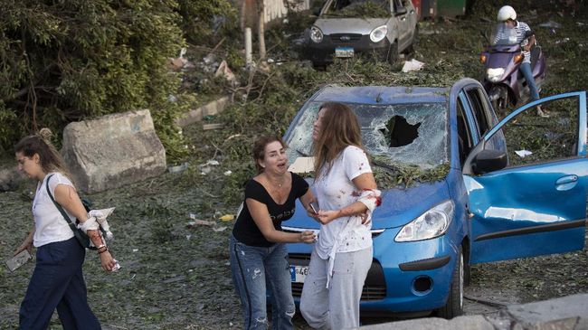 Kisah Perawat Libanon yang Selamatkan 3 Bayi dari Ledakan Pewarta foto Libanon, Bilal Jawich, membeberkan kisah seorang perawat di Beirut menyelamatkan tiga bayi dari dampak ledakan.