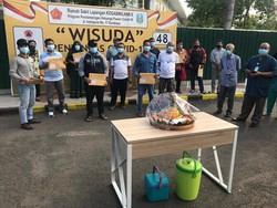 Pasien Sembuh di RS Darurat Jatim Indrapura Gelar Tumpengan