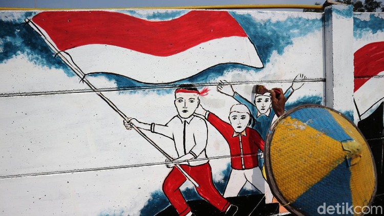 Petugas PPSU Kelurahan Cakung Timut menghiasi dinding dengan gambar di Jalan Pangeran Komarudin, Cakung, Jakarta Timur, Rabu (5/8/2020). Menjelang kemerdekaan Agustusan PPSU menghiasi dinding kota dengan gambar tema kemerdekaan guna memperindah kota.