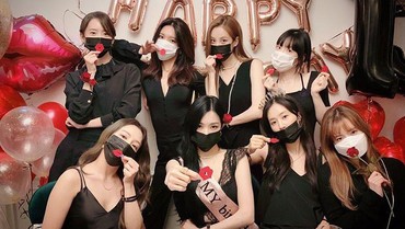 img-title Rayakan 13 Tahun Debut, Personel SNSD Kompak Tampil Hitam-hitam