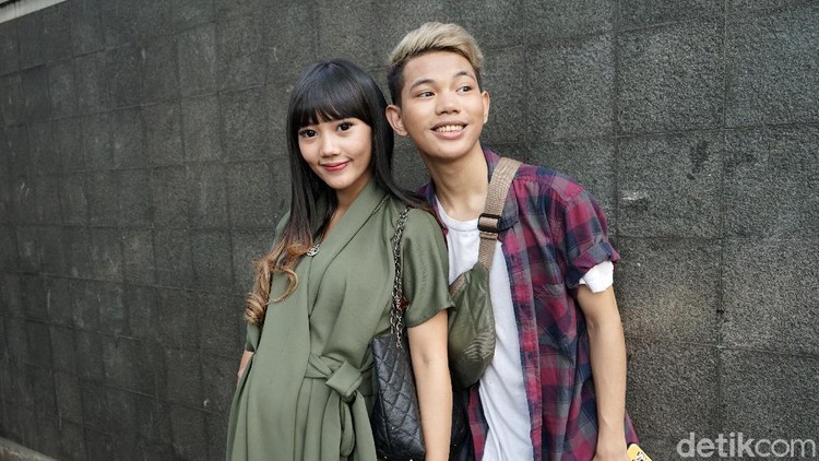 Tegar Septian Tegar Septian dan istrinya, Sarah Sheila Kamilia saat ditemui di kawasan Trans TV.