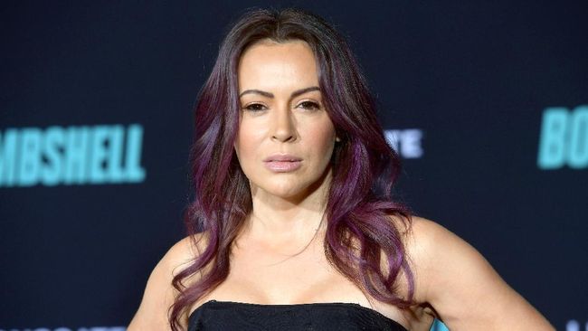 Mantan bintang serial Charmed, Alyssa Milano meyakinkan masyarakat bahwa Covid-19 bukan hoaks dan pengalaman yang "mengerikan".