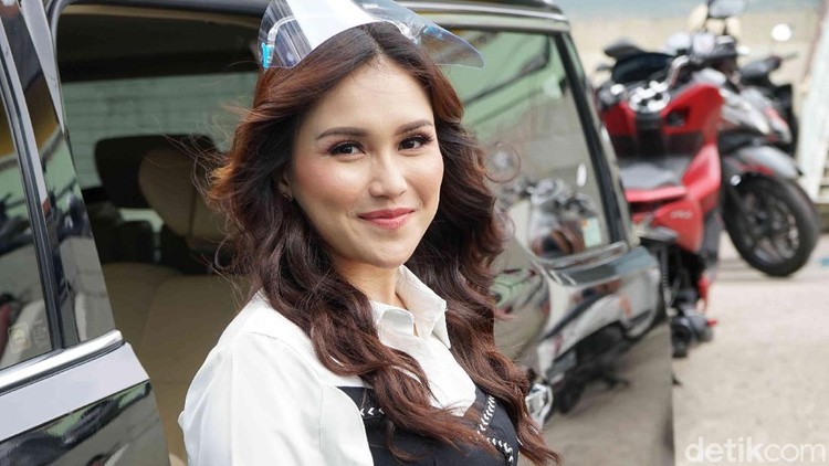 Ayu Ting Ting saat ditemui di kawasan Trans TV.