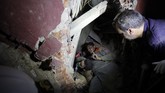 FOTO: Hiruk-pikuk Evakuasi Pasca Ledakan Libanon Petugas penyelamat gabungan terus mencari korban dalam ledakan di pelabuhan Beirut, Libanon.