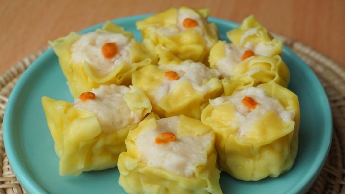 Close up Traditional Chinese dumpling on green dish.