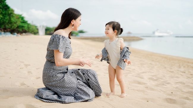 7 Inspirasi Baju  Couple Ibu  dan  Anak  Ala Kahiyang Ayu 