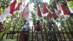 Ramai Bendera Putih, Polisi Jatim Sebar Bansos & Merah Putih