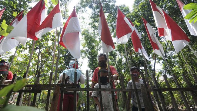 Ramai Bendera Putih Polisi Jatim Sebar Bansos Merah Putih