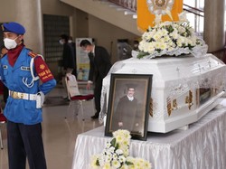 Jenazah Guru Besar Cornelis Lay Disemayamkan di Balairung UGM