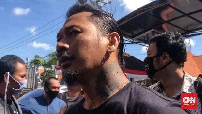 Musikus Jerinx tak hadir dalam pemanggilan pemeriksaan sebagai tersangka pengancaman, hari ini, lantaran sakit.