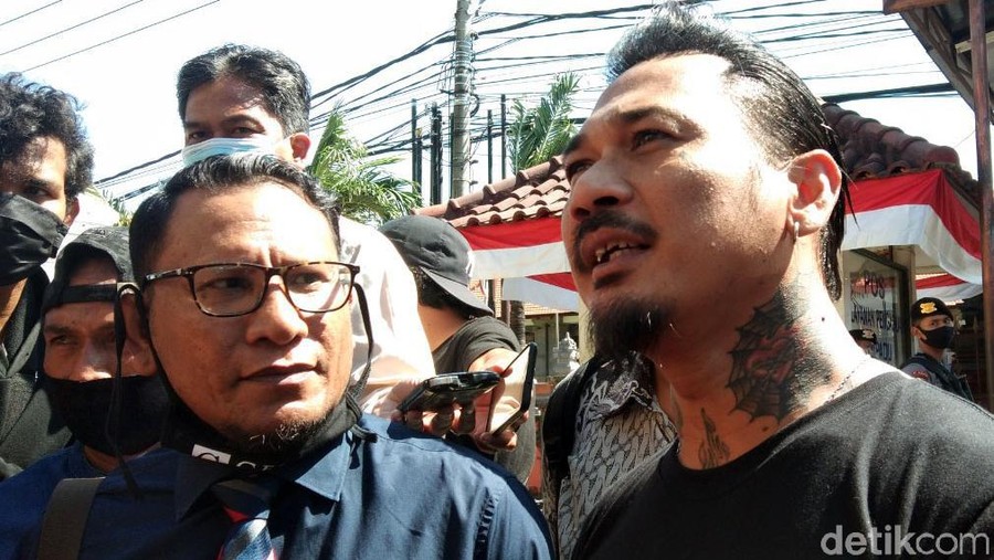 Musisi Jerinx 'SID' memenuhi panggilan Polda Bali hari ini. Dia akan dimintai keterangan soal dugaan pencemaran nama baik yang dilaporkan Ikatan Dokter Indonesia (IDI).