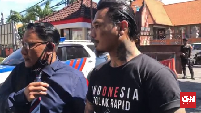 Jerinx dijerat dengan UU ITE tentang ujaran kebencian dengan ancaman hukuman enam tahun penjara dan denda Rp1 miliar.