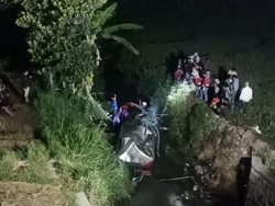 Truk Tangki Muat Air Terjun ke Sungai Magetan Sedalam 10 Meter, Sopir Tewas