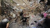 FOTO: Hiruk-pikuk Evakuasi Pasca Ledakan Libanon Petugas penyelamat gabungan terus mencari korban dalam ledakan di pelabuhan Beirut, Libanon.