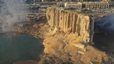 FOTO: Ledakan di Beirut Timbulkan Kawah Selebar 124 Meter Ledakan dahsyat yang terjadi di Beirut, Libanon pada Selasa (4/8) petang meninggalkan kawah berdiameter 124 meter atau lebih besar dari lapangan sepak bola.