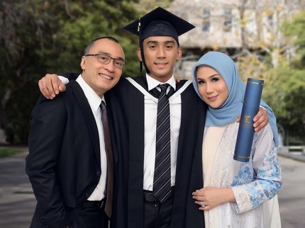 7 Potret Wisuda Anak Marini Zumarnis di Australia, Makin Tampan & Mapan