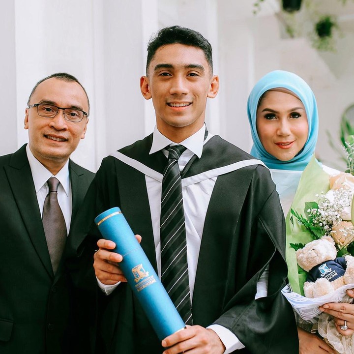<p>Momen wisuda Daffa dihadiri langsung oleh bundanya, Marini Zumarnis, dan ayahnya, Denny Wardhana. (Foto: Instagram @marinizumarnisreal)</p>