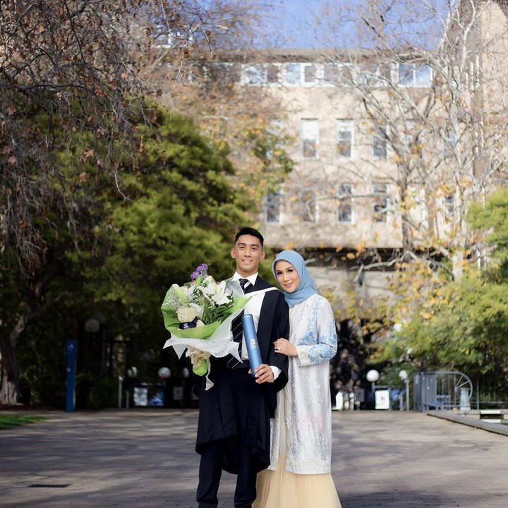 <p>"<em>Alhamdulillah... Sujud Syukur kepada ALLAH yg maha memudahkan kami sebagai orang tua ananda @daffawardhana lulus Sarjana Di University Of Melbourne , Bachelor of commerce majoring in finance and accounting</em>," tulis Marini Zumarnis dalam unggahannya di Instagram, Kamis (6/7/2020) (Foto: Instagram @marinizumarnisreal)</p>