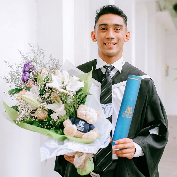 <p>Dengan jubah kelulusannya, Daffa terlihat semakin tampan dan juga mapan ya, Bunda. (Foto: Instagram @daffawardhana)</p>