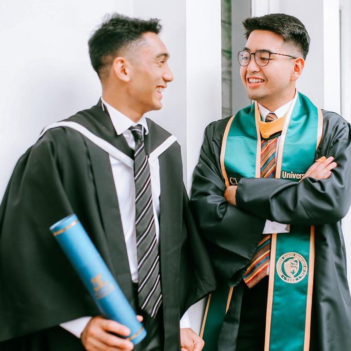 <p>Daffa yang merasa bersyukur dan bahagia atas kelulusannya juga tak lupa mengabadikan momen bersama sahabatnya. (Foto: Instagram @daffawardhana)</p>