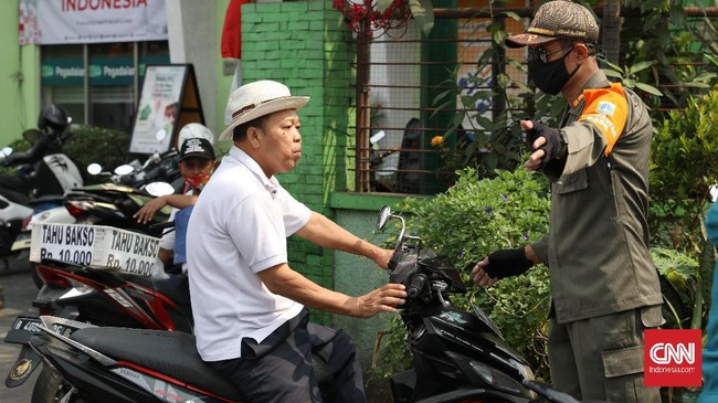 Sanksi membersihkan pasar akan dikenakan pada warga yang tidak memakai masker di pasar tradisional selama 15 hari ke depan.