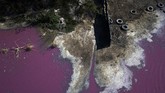 FOTO: Laguna, Danau di Paraguay yang Berubah Warna Danau Laguna di Kota Limpio, Paraguay, terbagi menjadi dua bagian, satu berwarna ungu, satunya berwarna biru. Satu bagian mengeluarkan bau busuk.
