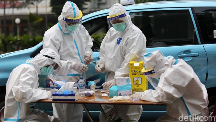 Petugas kesehatan menegambil sample darah warga yang mengikuti rapid test di Depan Kejaksaan Agung, Jakarta, Kamis (6/7/2020). Kejaksaan Agung menggelar tes cepat massal. Tes diikuti para pengendara ataupun pejalan kaki yang melintas kawasan tersebut dalam upaya pencegahan covid-19.